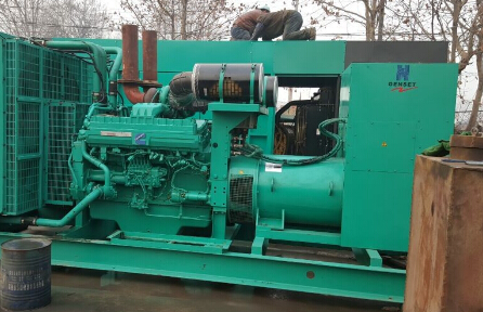 镜铁区发电机组如何判断水冷式机油散热器内部是否需要清洗？