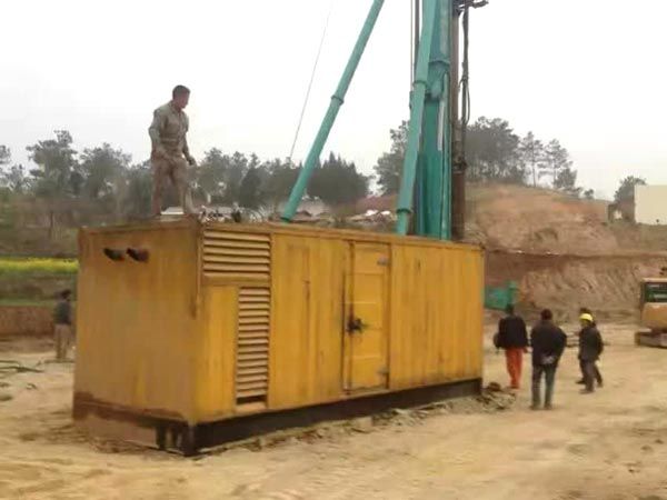 镜铁区如何判断水冷式机油散热器密封件是否需要更换？